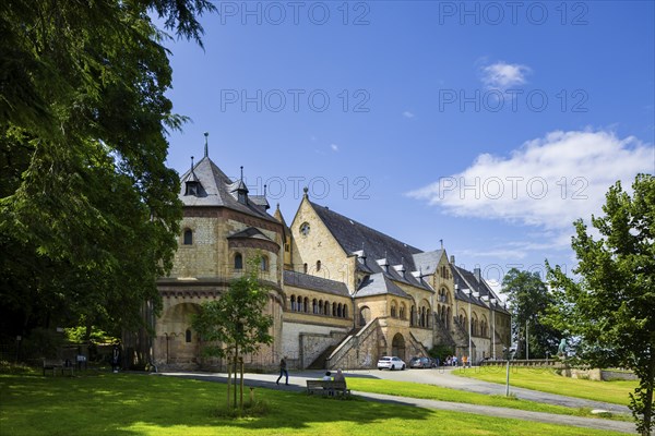 The imperial palace of Goslar covers an area of around 340 by 180 metres, situated at the foot of
