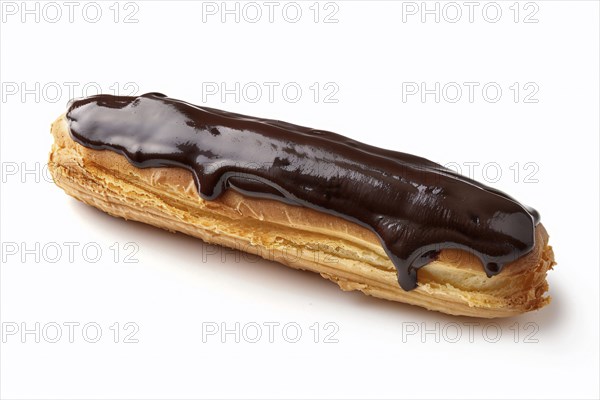 Chocolate eclair pastry on white background. KI generiert, generiert, AI generated