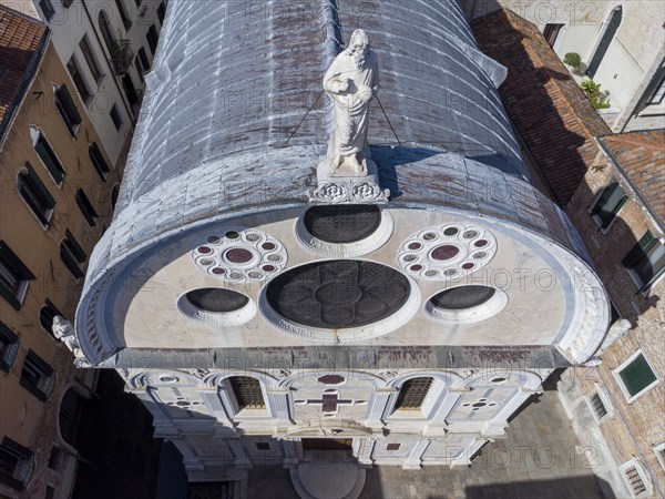 Marmor verkleidete Kirche Santa Maria dei Miracoli, im Sestiere Cannaregio, Drohnenaufnahme,