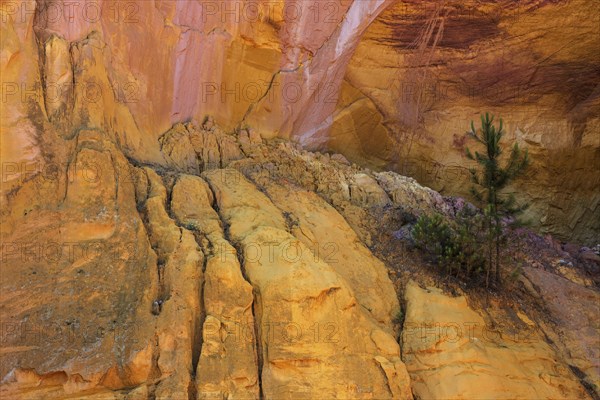 Ochre nature trail, Le Sentier des Ocres, former ochre mining area, ochre rocks, Roussillon,