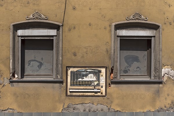 Old cigarette machine in the wall of an old house, Eltmann, Lower Franconia, Bavaria, Germany,