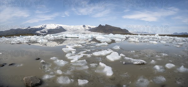 Glacier lagoon, Sveinstindur peak, Fjallsárlón ice lagoon, ice floes in front of Fjallsjökull