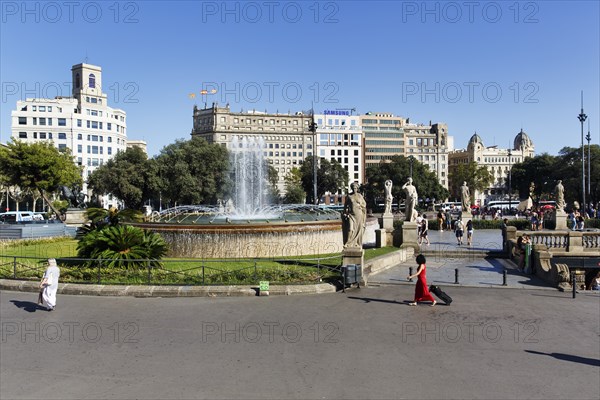 Fountain, pedestrians, tourists between sculptures, Plaza de Catalunya, Plaça Catalunya, city