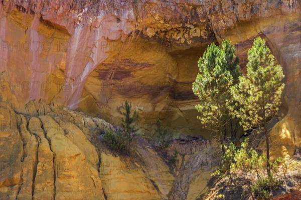 Ochre nature trail, Le Sentier des Ocres, former ochre mining area, ochre rocks, Roussillon,