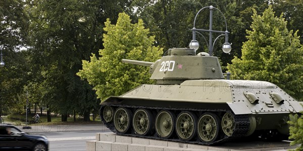 Tanks at the Soviet Memorial in Tiergarten with Strasse des 17. Juni, Berlin, Germany, Europe