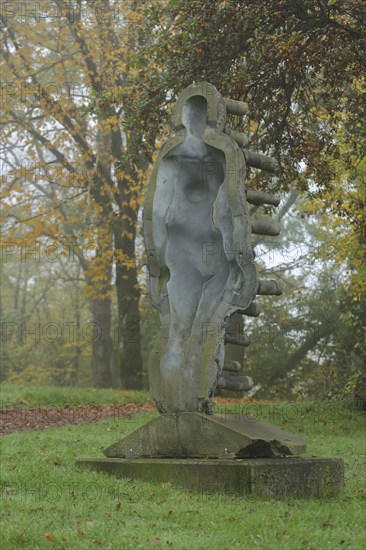 Sculpture Day and Night by Ubbo Enninga, female figure, 3D effect, three-dimensional,