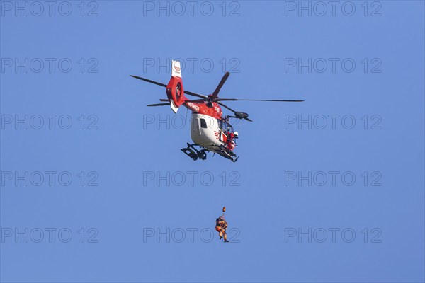 International disaster control exercise Magnitude with more than 1000 rescuers. Abseiling from a