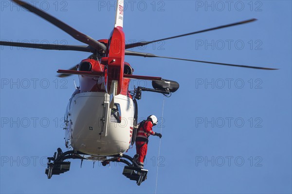 International disaster control exercise Magnitude with more than 1000 rescuers. Abseiling from a