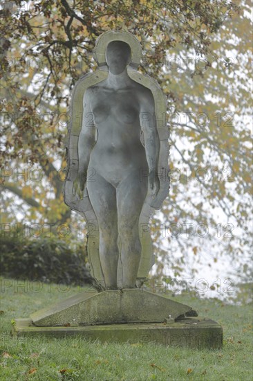 Sculpture Day and Night by Ubbo Enninga, female figure, 3D effect, three-dimensional,