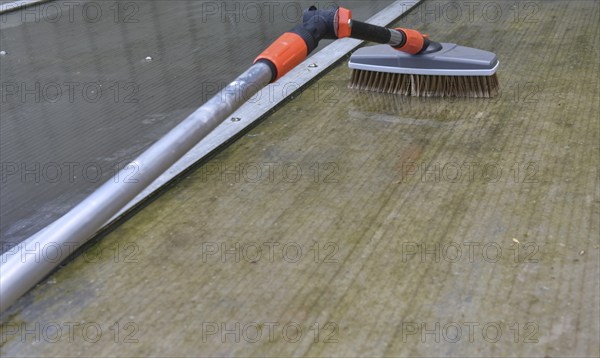 Clean patio roof with telescopic pole and brush