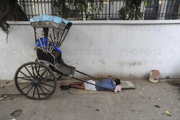 25.02.2011, Kolkata, West Bengal, India, Asia, A rickshaw driver sleeps next to his wooden rickshaw