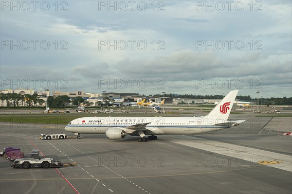 19.12.2019, Singapore, Republic of Singapore, Asia, An Air China Boeing 787 Dreamliner passenger