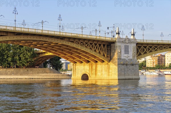 The three-way Margaret Bridge over the Danube connects Buda and Pest and links Margaret Island to