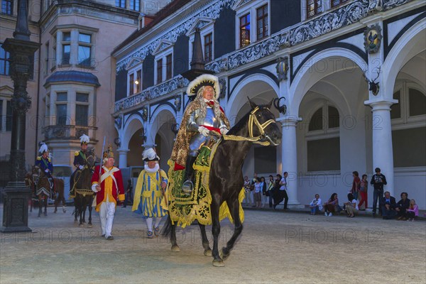 The lively princely procession as guests in the stable yard of the Residence Palace, here August