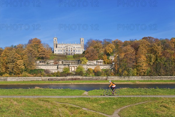 Cyclist in front of Albrechtsberg Castle