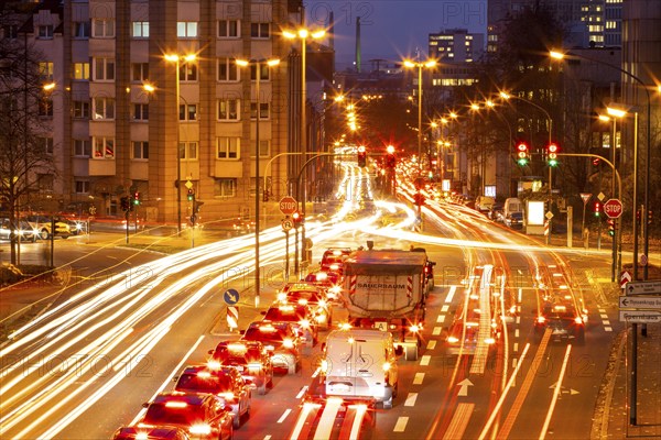 Evening city centre traffic in Essen, large intersection of Bismarckstrasse, B224, Friedrichstrasse