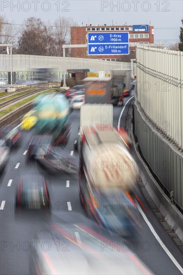Motorway A40, Ruhrschnellweg, city centre of Essen, exit Essen-Frillendorf, Spurbus route, this