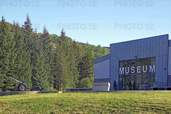 Museum building and WW2 cannon, Grønsvik Kystfort Helgelandmuseum Lurøy, Kystriksveien, FV 17,