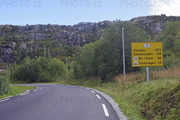 Traffic reeds on a traffic-free road, Steinkjer, Sandnessjoen, Mo i Rana, Helgeland, FV 17,