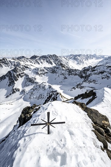 Summit ridge of Sulzkogel, view of snow-covered mountain panorama, behind summit Zwieselbacher