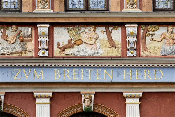 Splendid façade decoration on the Haus zum Breiten Herd, Renaissance town house, Fischmarkt,