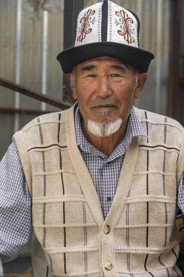 Man with traditional clothes, Uzgen Bazaar, Ösgön, Osh region, Kyrgyzstan, Asia