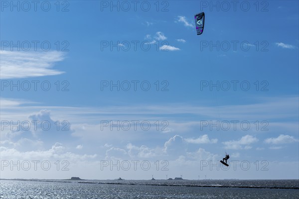 Kitesurfing on the North Sea, Lüttmoorsiel, Reußenköge, on the horizon Hallig Nordstrandischmoor,