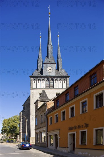 Lommatzsch is located in the centre of the Lommatzscher Pflege, an agricultural area with excellent