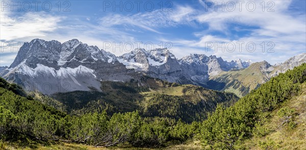 Mountain panorama with steep rocky peaks, view of Laliderspitze, Dreizinkenspitze and