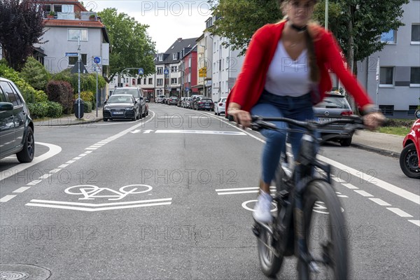 Bicycle road, cyclists have priority over car traffic, new cycle routes through Essen, here in the