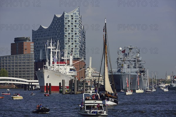 Europe, Germany, Hamburg, Elbe, Cap San Diego, in the background Elbe Philharmonic Hall, Hamburg,