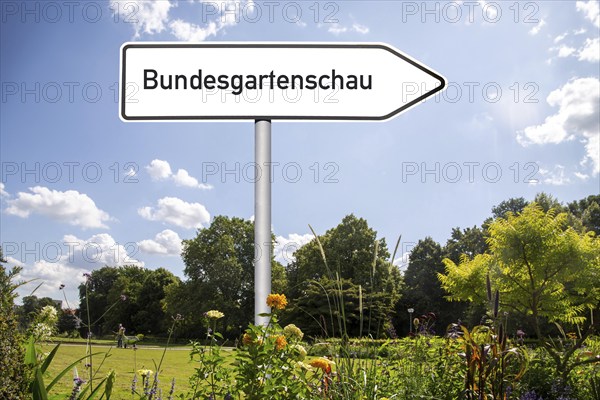Symbolic image of the Federal Horticultural Show: Directional arrow with the inscription