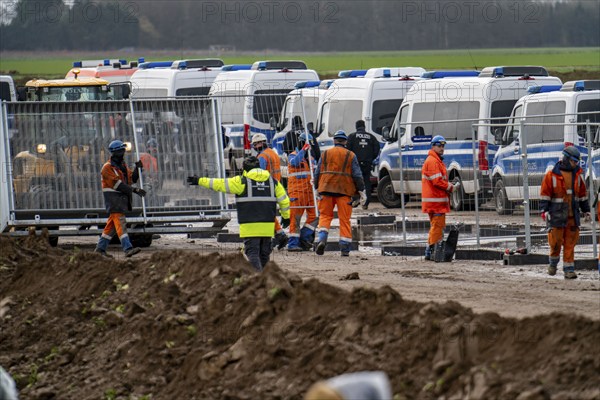 At the hamlet of Lützerath, at the Garzweiler 2 open-cast lignite mine, the RWE Group erects a