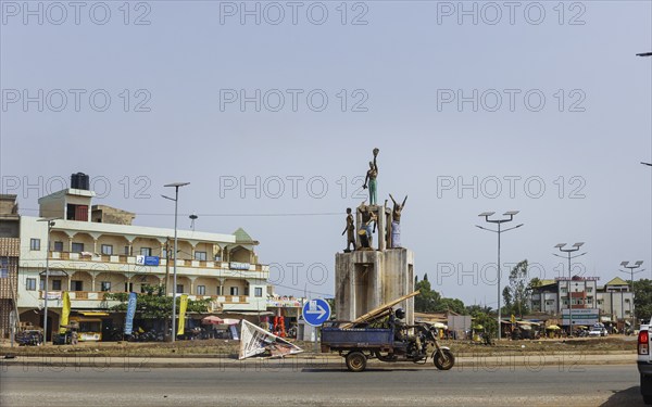 Statue de l'union fait la force, Statue of unity makes you strong, Bohicon, 06.03.2024