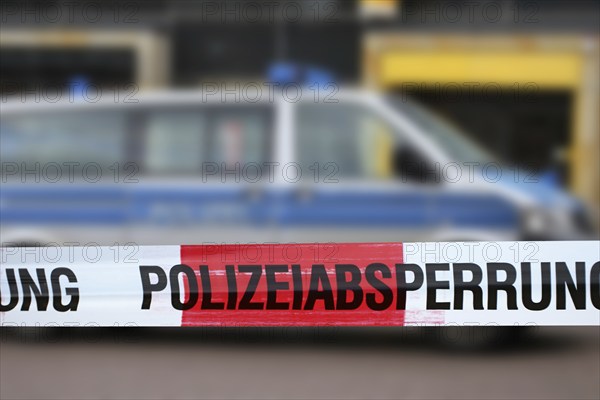 Symbolic image: Police cordon with police car in the background