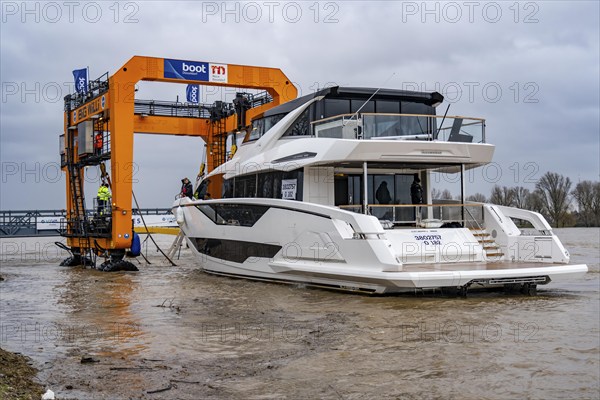 Craning the €6.3 million Sunseeker 88Y motor yacht, weighing 82 tonnes, in preparation for the