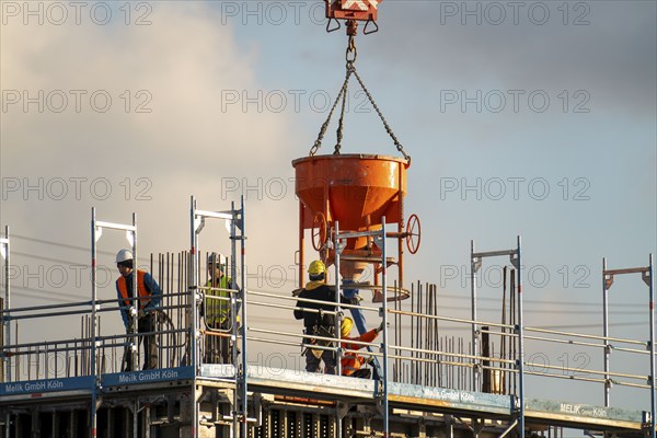 Construction site, new building, concreting work on a floor, Duisburg, North Rhine-Westphalia,