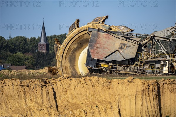 Opencast lignite mine Garzweiler II, bucket wheel excavator during excavation, at the edge of the