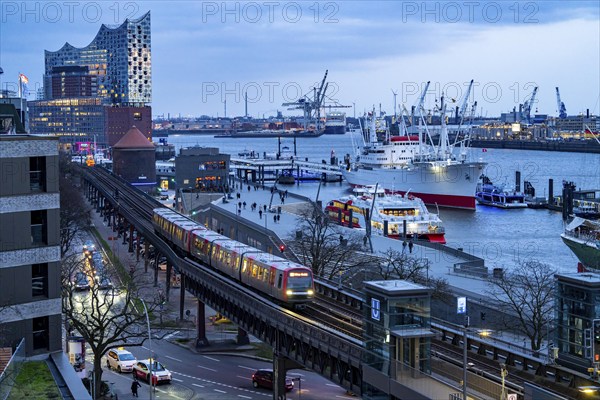 Port of Hamburg, elevated railway runs along the Elbe promenade, from, to Landungsbrücken station,