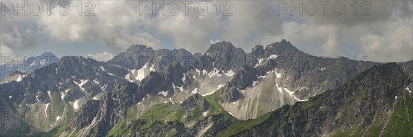 Mountain panorama from Fellhorn, 2038m, to Oberstdorfer Hammerspitze, 2260m, Hochgehrenspitze,