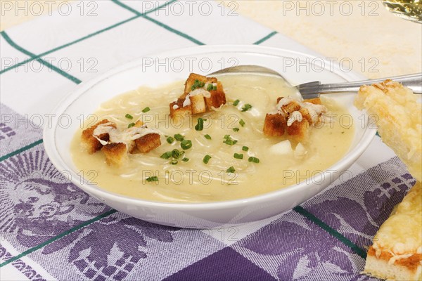 Baden cuisine, South German cuisine, Baden onion soup with crackers, croutons, pieces of bread