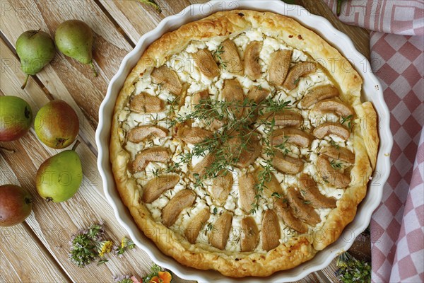Tart with Gaishirtle and sheep's cheese, Stuttgarter Gaishirtle, pear variety, fruit, table