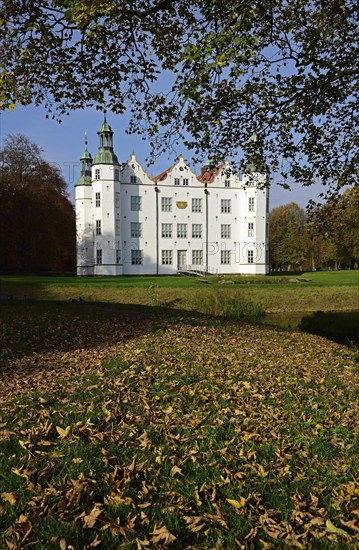 Europe, Germany, Schleswig-Holstein, Ahrensburg, moated castle Ahrensburg, autumn, front facade,
