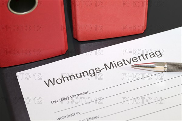 Symbolic image: Blank form of a rental agreement for a flat