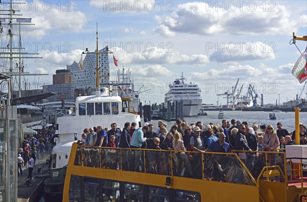 Europe, Germany, Hanseatic City of Hamburg, Elbe, Elbe Philharmonic Hall, glass facade, harbour