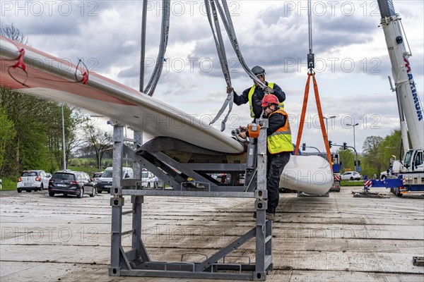 Preparation for the transport of a 68 metre long blade, a wind turbine, with a self-propelled