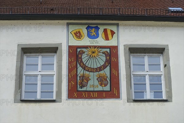 Wall sundial on the façade of the castle, from 1616, double number band, above the dial on the left