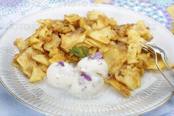 Swabian cuisine, apple crisp with lavender ice cream, served, pancake with apple, pancake,