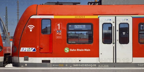 S-Bahn Rhein-Main of the Rhein-Main-Verkehrsverbund, abbreviated RMV, at the main railway station