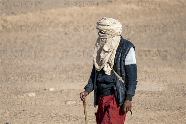 Man with typical Moroccan clothing and turban, Merzouga, Morocco, Africa